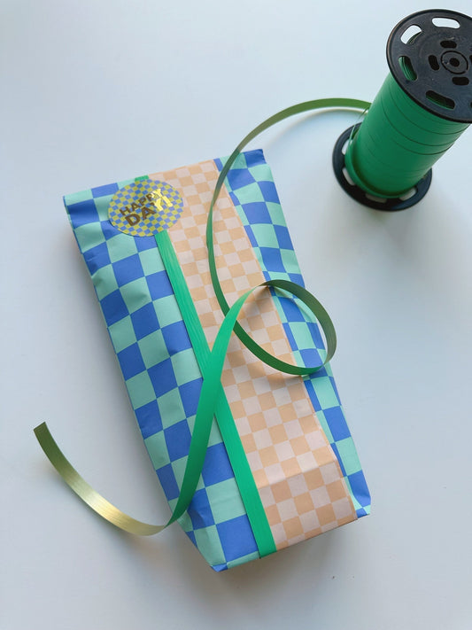 Inpakken met dubbelzijdig inpakpapier: de speelse manier om cadeaus in te pakken